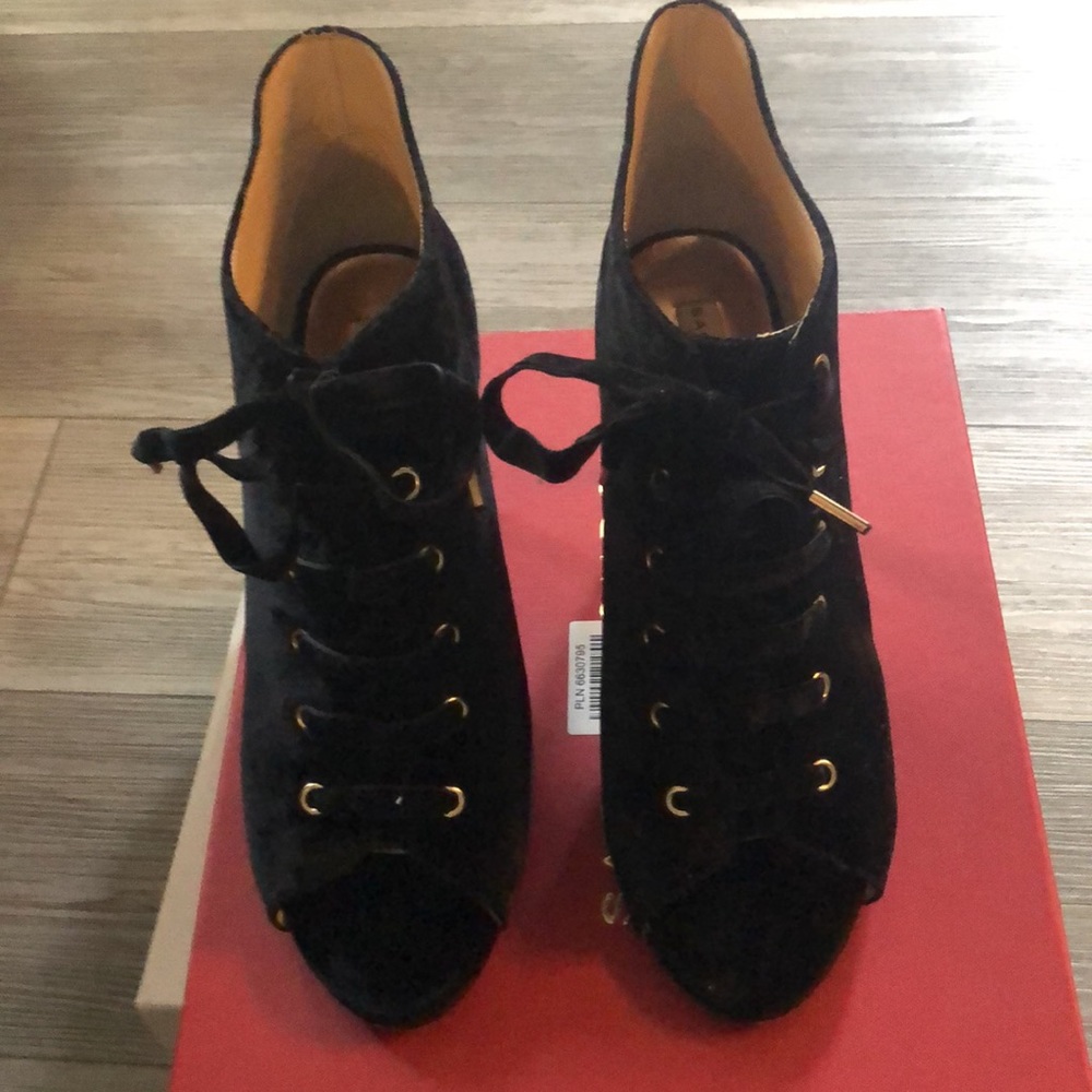 Sachs London black velvet peep toe lace up heels. Vintage. Excellent condition.